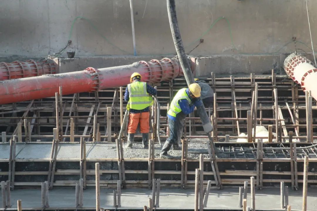石家庄市轨道交通二期工程首个车站主体封顶 环保建设引领绿色施工新标杆